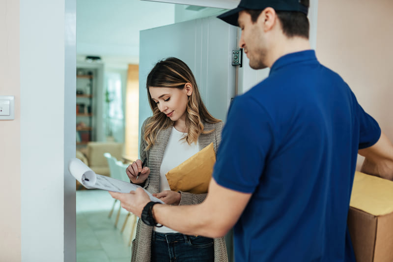 ¿Pueden prohibir que el domiciliario suba a su apartamento? Lo que realmente dice la ley